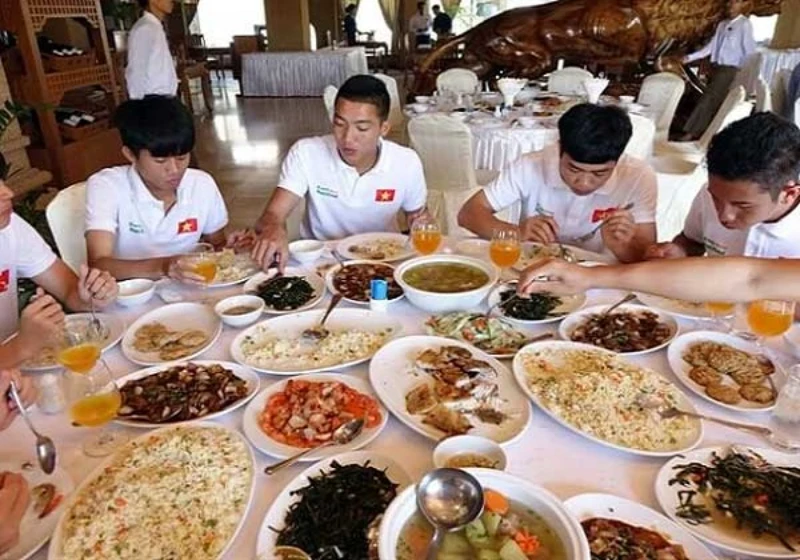 Mục đích của việc ăn trước khi đá bóng là gì?